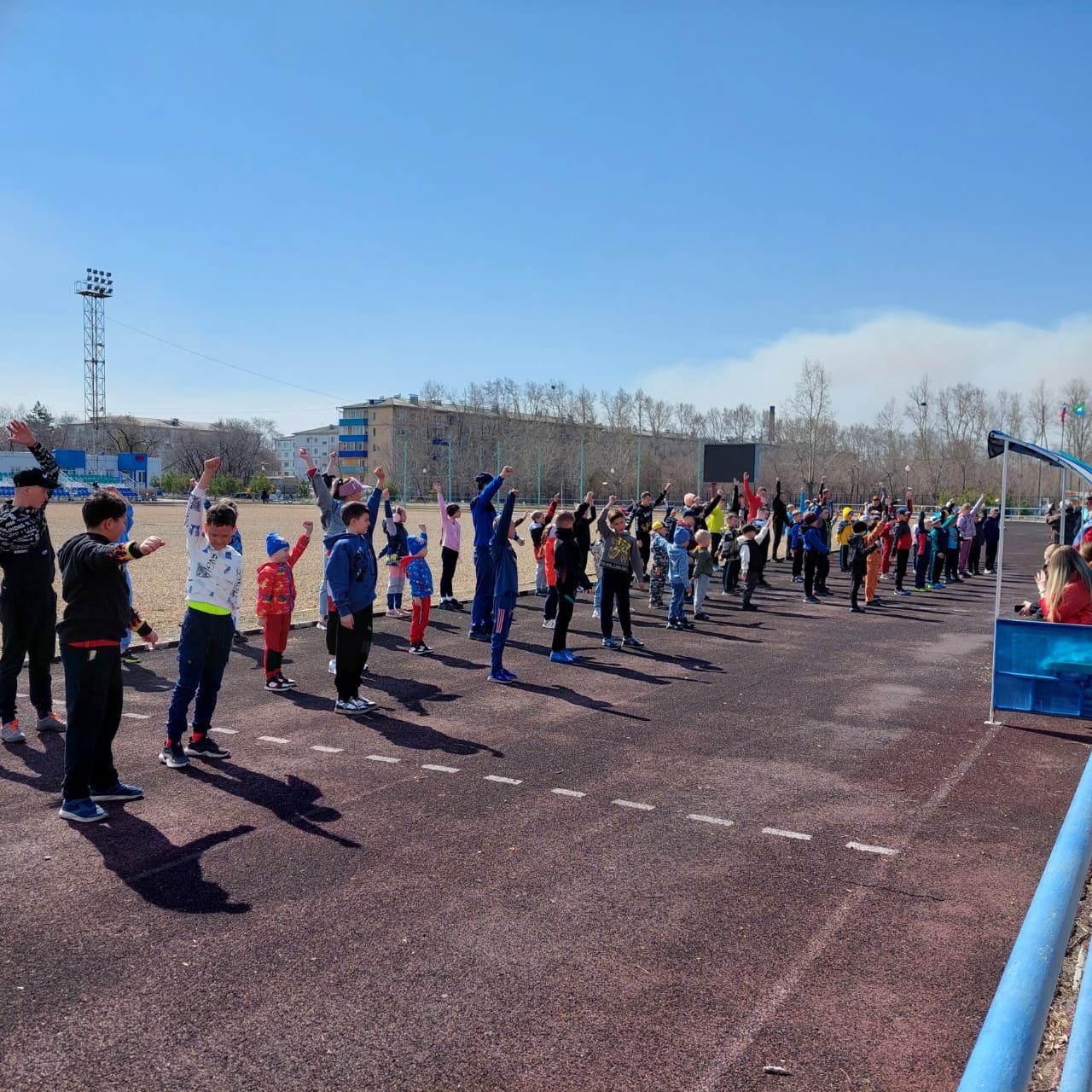 РАНО УТРОМ НЕ ЛЕНИСЬ, НА ЗАРЯДКУ СТАНОВИСЬ!