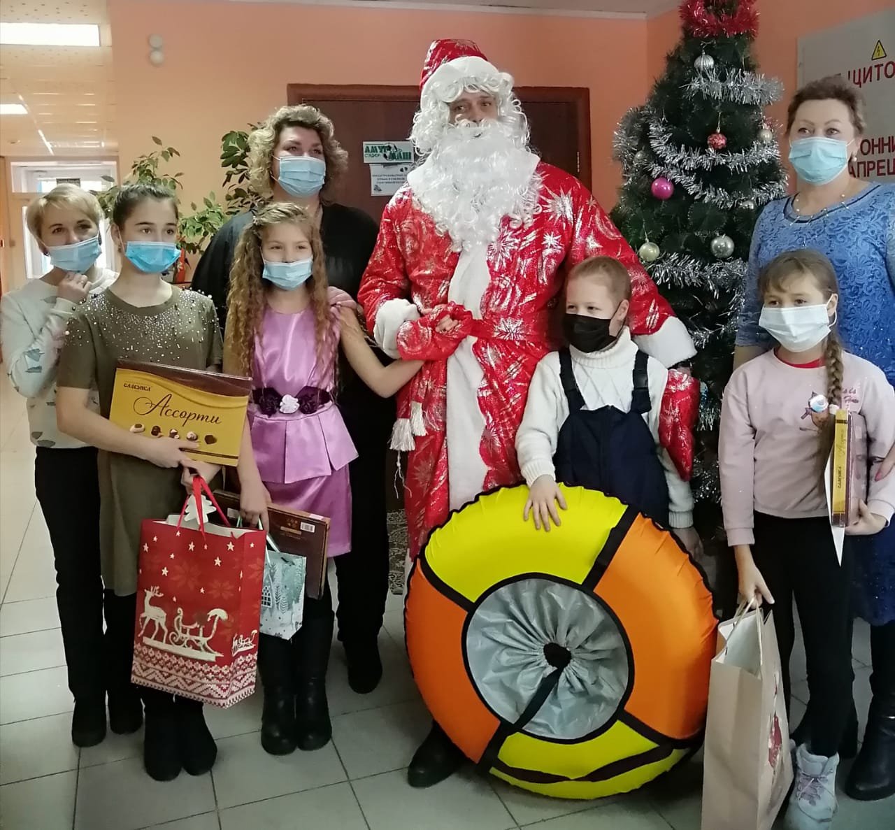 Активисты спортивной жизни Белогорска выступили в роли Деда Мороза.