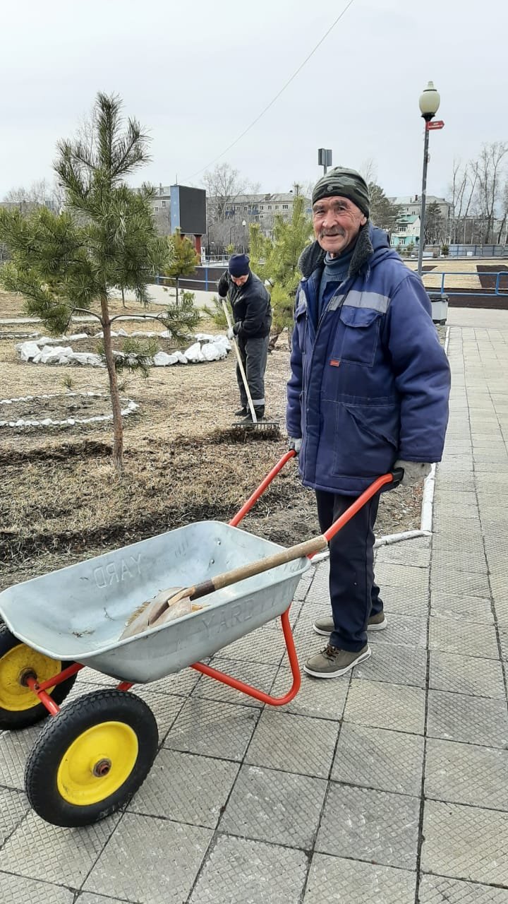 Субботник на прилегающей территории МАУ стадион "Амурсельмаш"